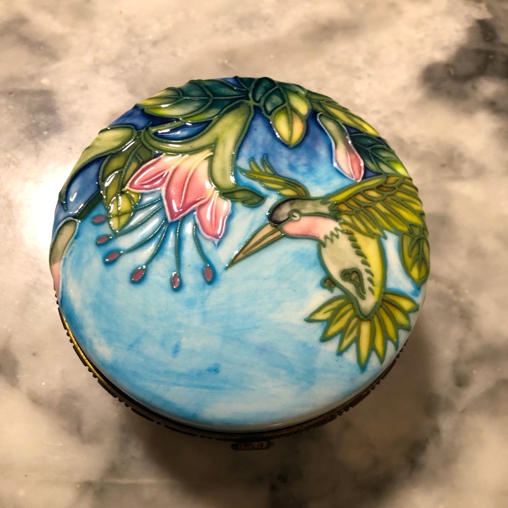Benaya hummingbird and flowers round trinket box signed Li’09 lovely!